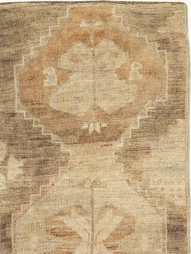 Vintage Turkish Anatolian Accent Rug, No.32973 - Staging