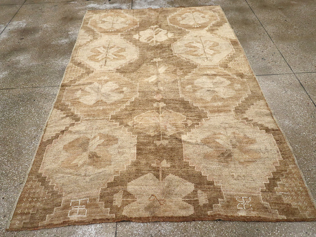 Vintage Turkish Anatolian Accent Rug, No.32973 - Staging
