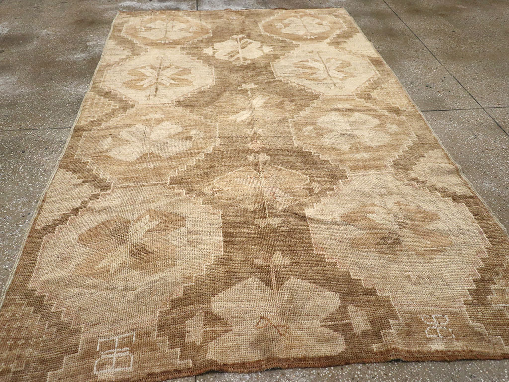 Vintage Turkish Anatolian Accent Rug, No.32973 - Staging
