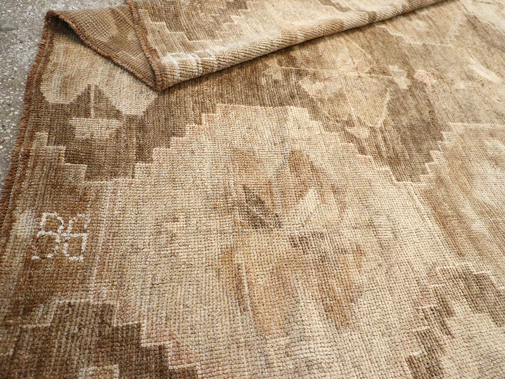 Vintage Turkish Anatolian Accent Rug, No.32973 - Staging