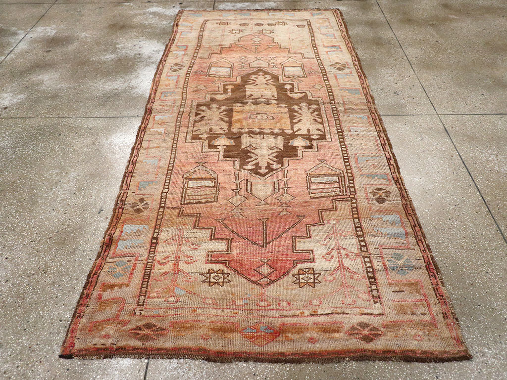 Vintage Turkish Anatolian Accent Rug, No.32976 - Staging