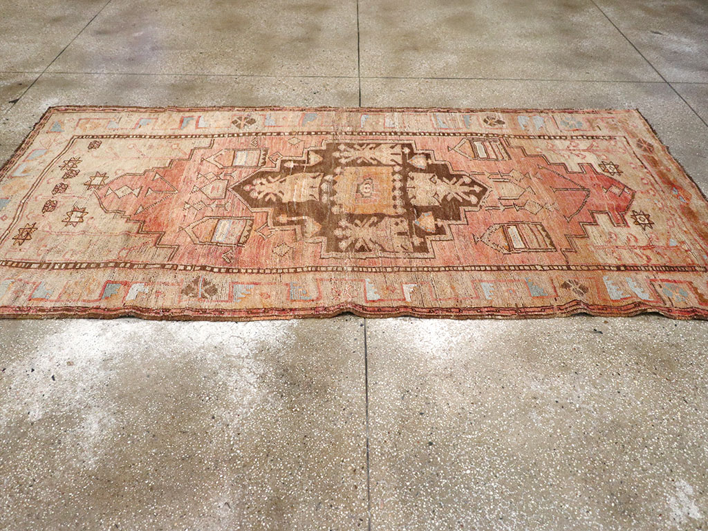 Vintage Turkish Anatolian Accent Rug, No.32976 - Staging