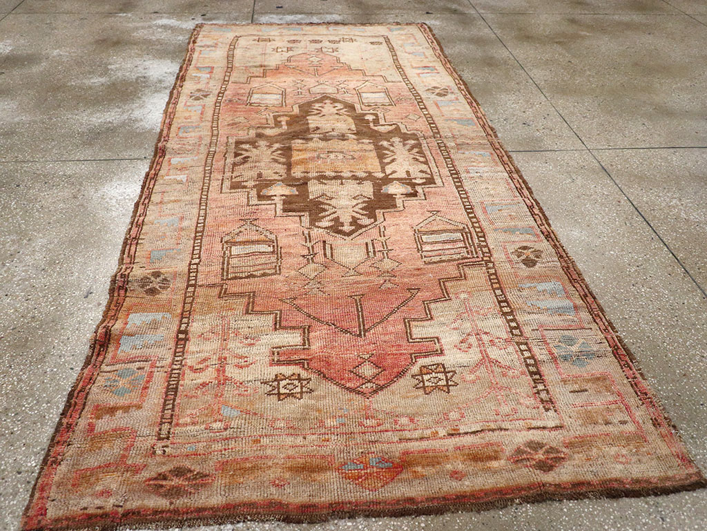 Vintage Turkish Anatolian Accent Rug, No.32976 - Staging