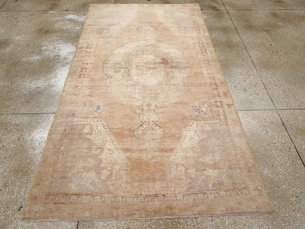 Vintage Turkish Anatolian Accent Rug, No.32977 - Staging