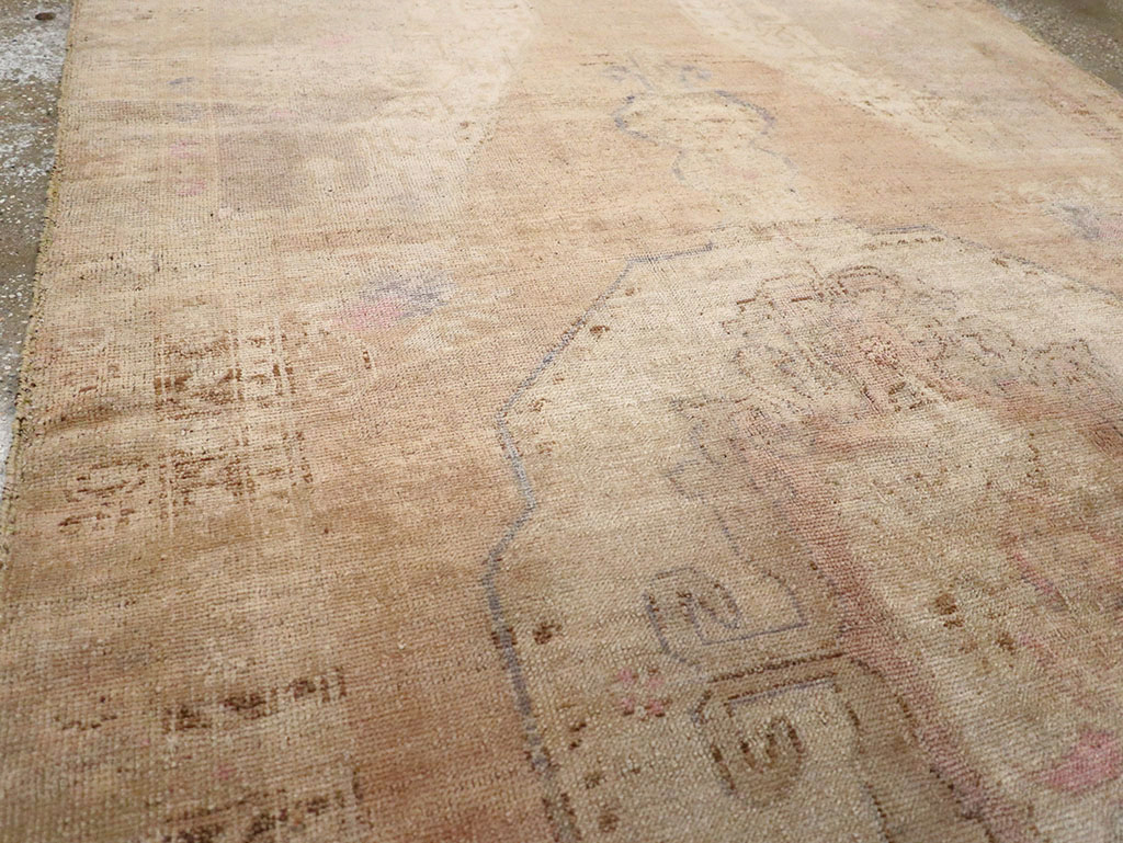 Vintage Turkish Anatolian Accent Rug, No.32977 - Staging