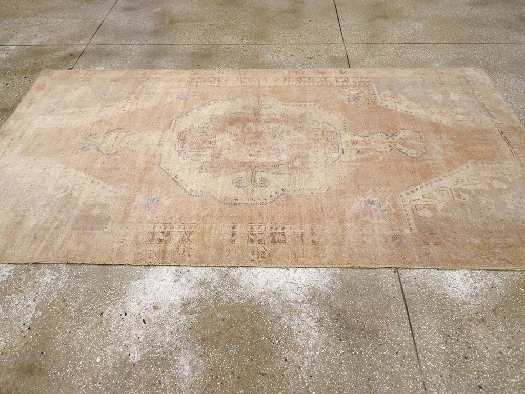 Vintage Turkish Anatolian Accent Rug, No.32977 - Staging