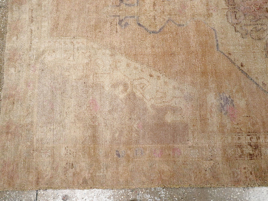 Vintage Turkish Anatolian Accent Rug, No.32977 - Staging