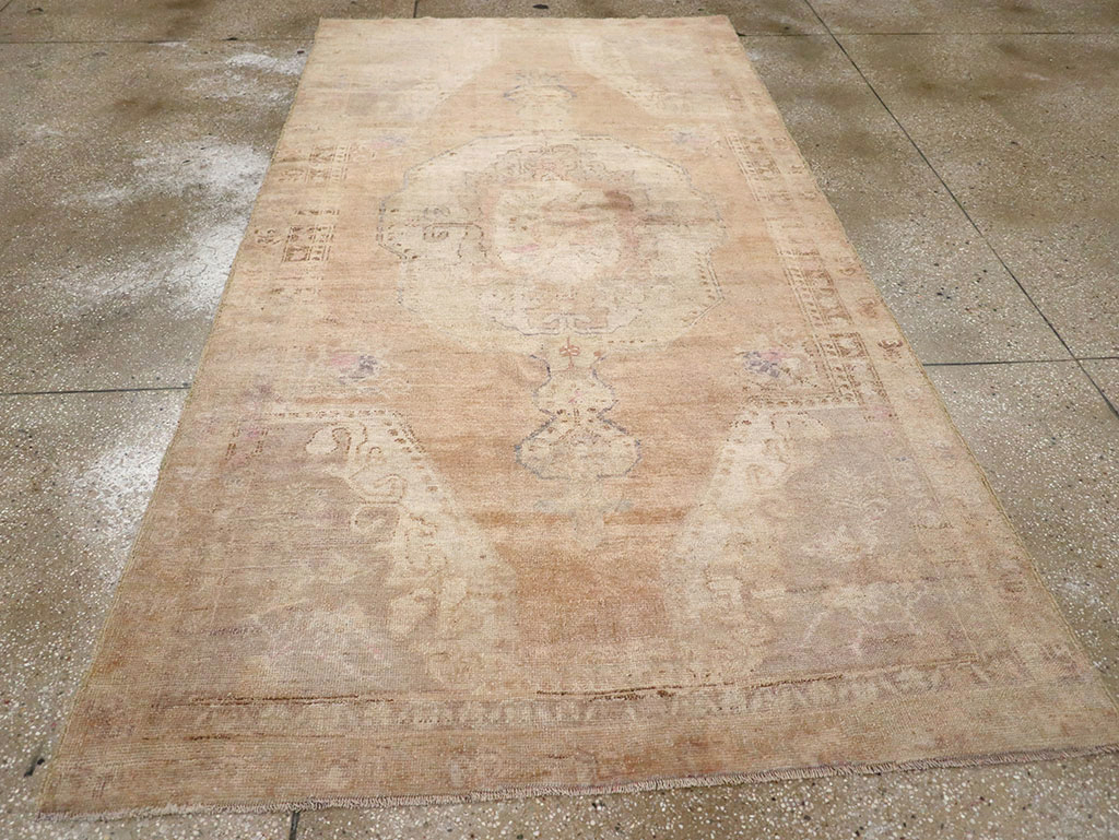 Vintage Turkish Anatolian Accent Rug, No.32977 - Staging