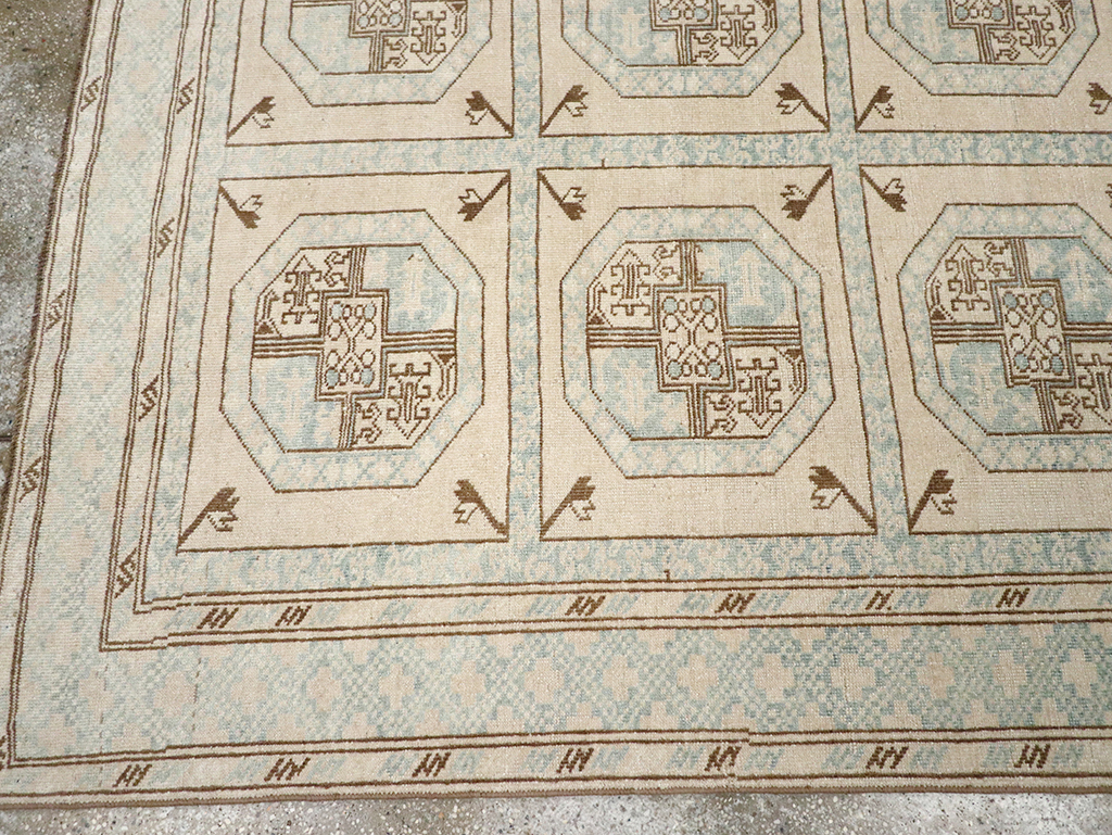 Vintage Turkish Anatolian Accent Rug, No.33049 - Staging