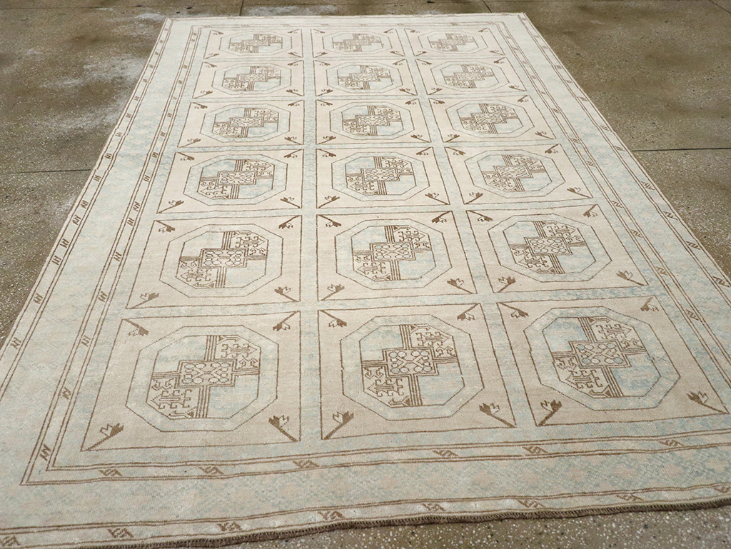Vintage Turkish Anatolian Accent Rug, No.33049 - Staging