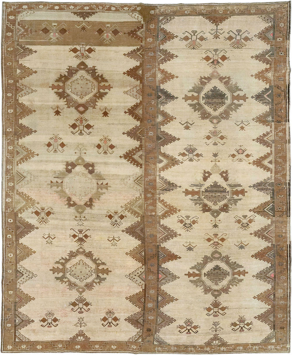 Vintage Turkish Anatolian Room Size Carpet, No.33273 - Staging