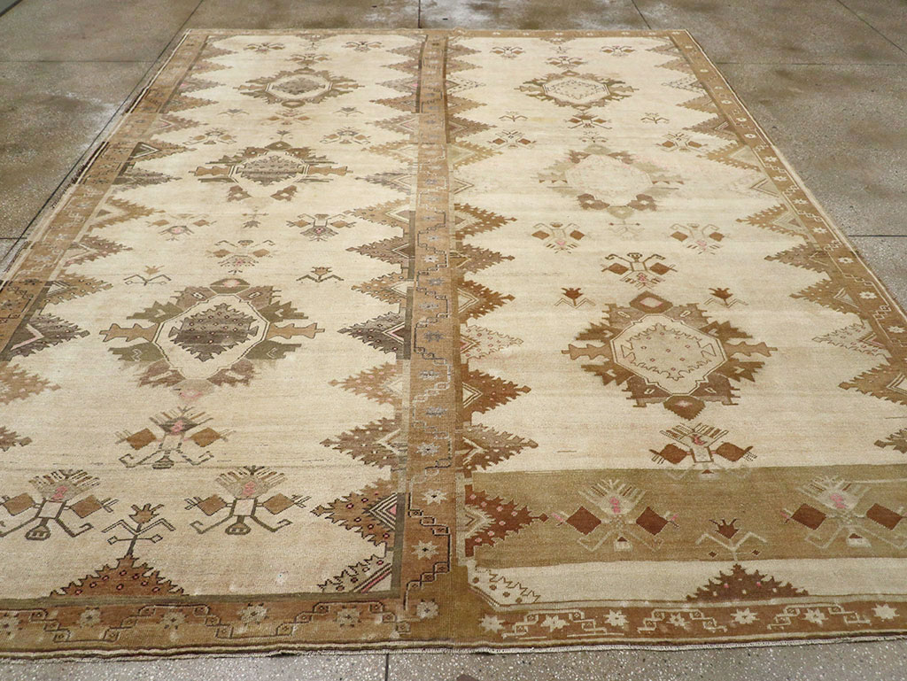 Vintage Turkish Anatolian Room Size Carpet, No.33273 - Staging