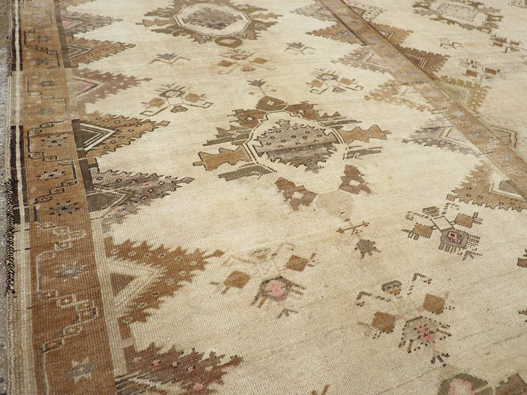 Vintage Turkish Anatolian Room Size Carpet, No.33273 - Staging