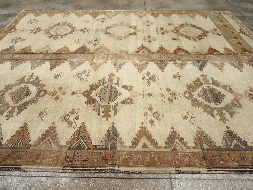 Vintage Turkish Anatolian Room Size Carpet, No.33273 - Staging