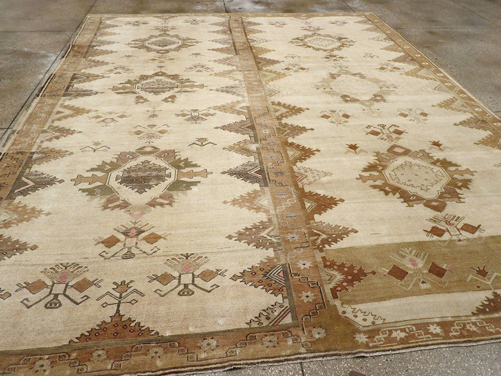 Vintage Turkish Anatolian Room Size Carpet, No.33273 - Staging