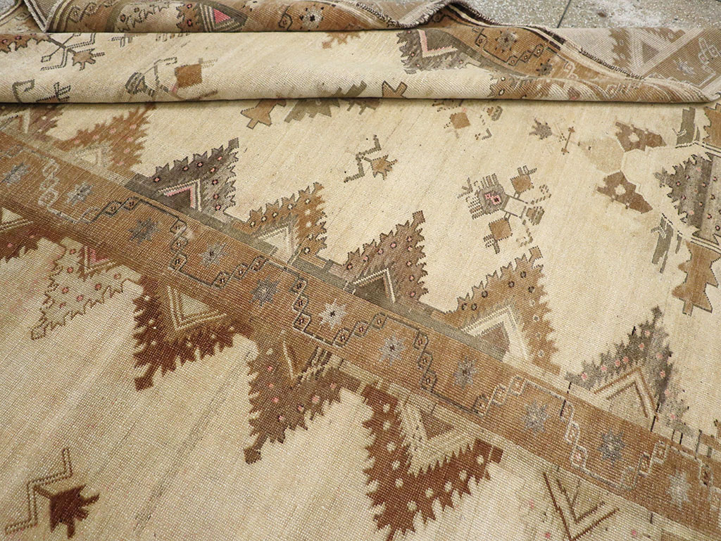 Vintage Turkish Anatolian Room Size Carpet, No.33273 - Staging