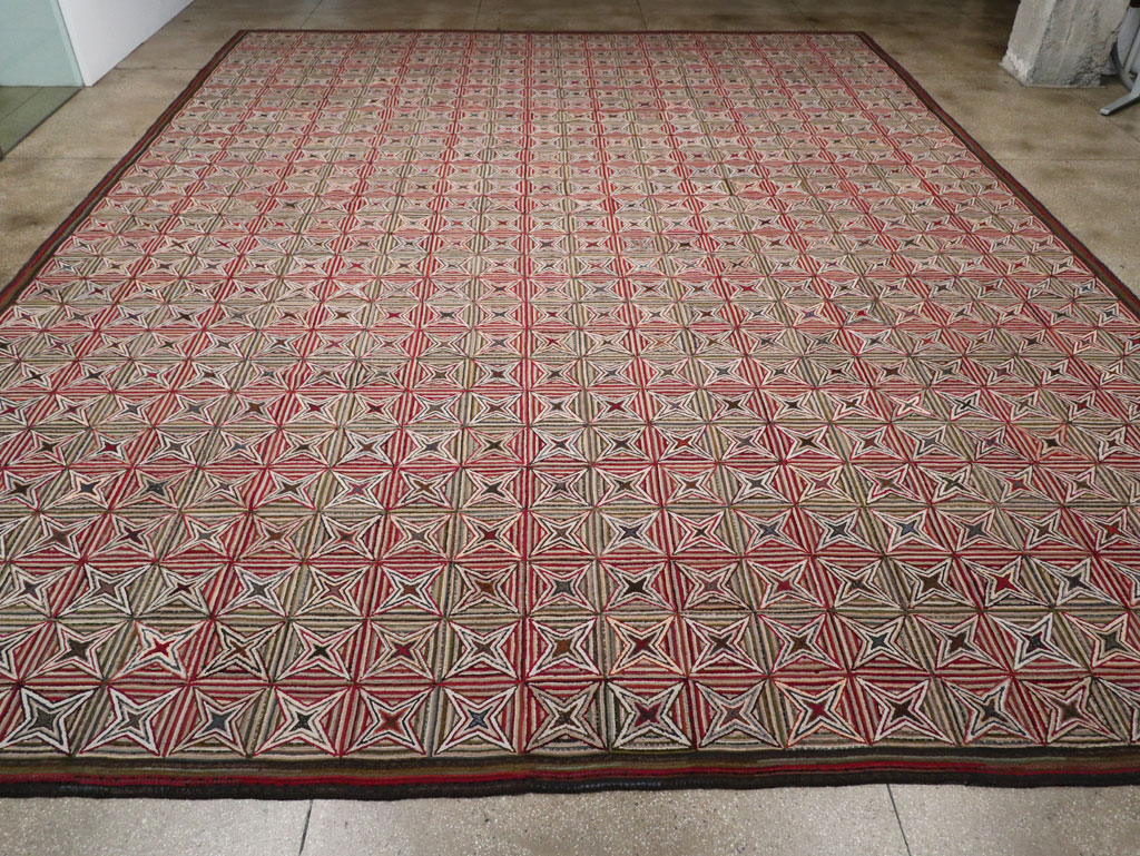 Modern Ecuadorian Hooked Rug in the American Style, No.33322 - Staging