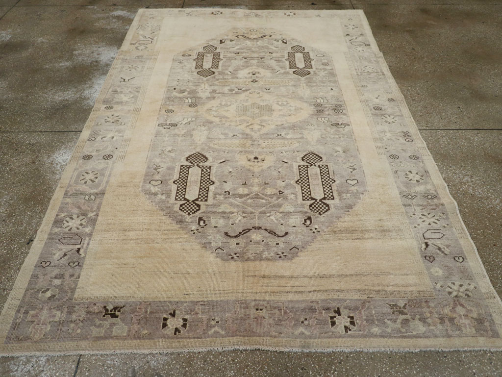 Vintage Turkish Anatolian Accent Rug, No.33488 - Staging