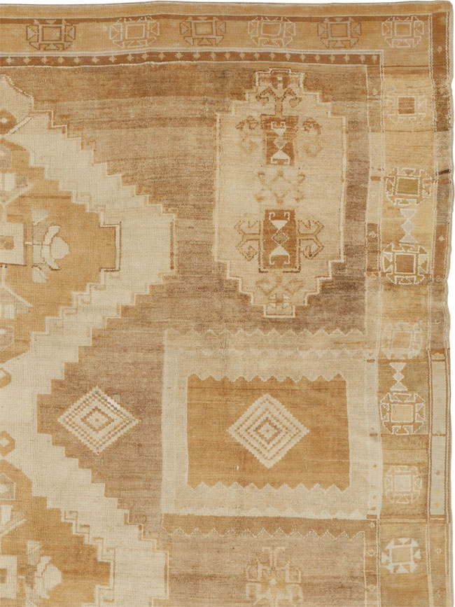 Vintage Turkish Anatolian Room Size Carpet, No.33572 - Staging
