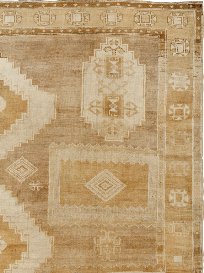Vintage Turkish Anatolian Room Size Carpet, No.33572 - Staging