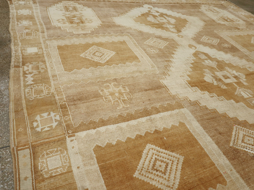 Vintage Turkish Anatolian Room Size Carpet, No.33572 - Staging