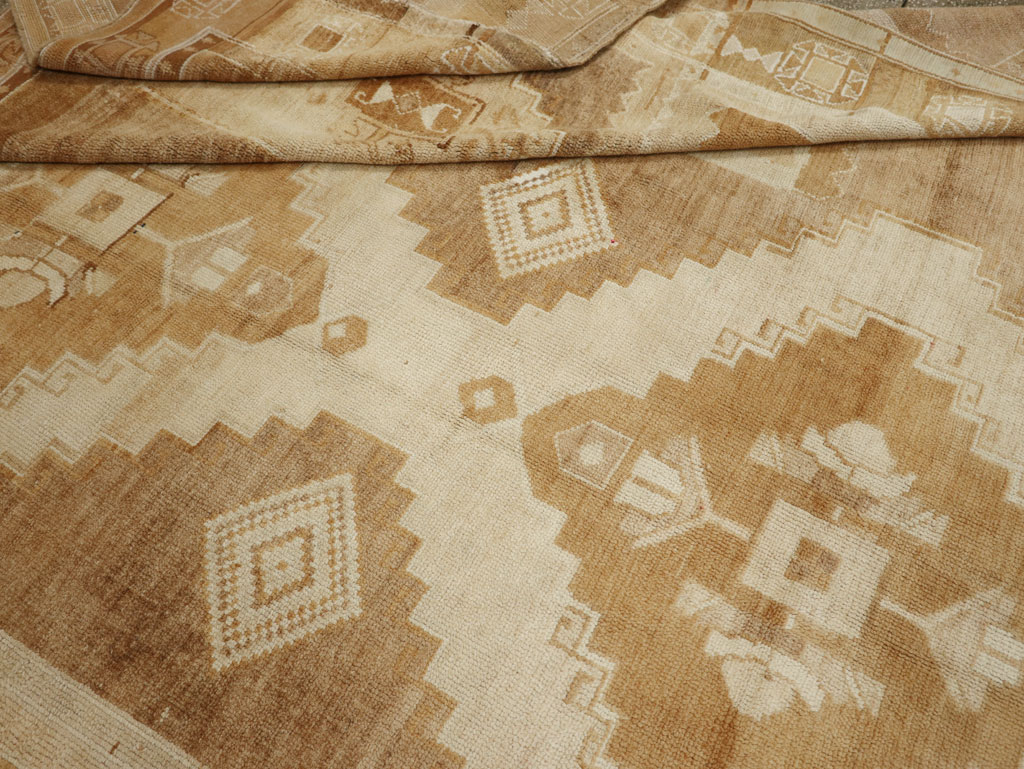 Vintage Turkish Anatolian Room Size Carpet, No.33572 - Staging