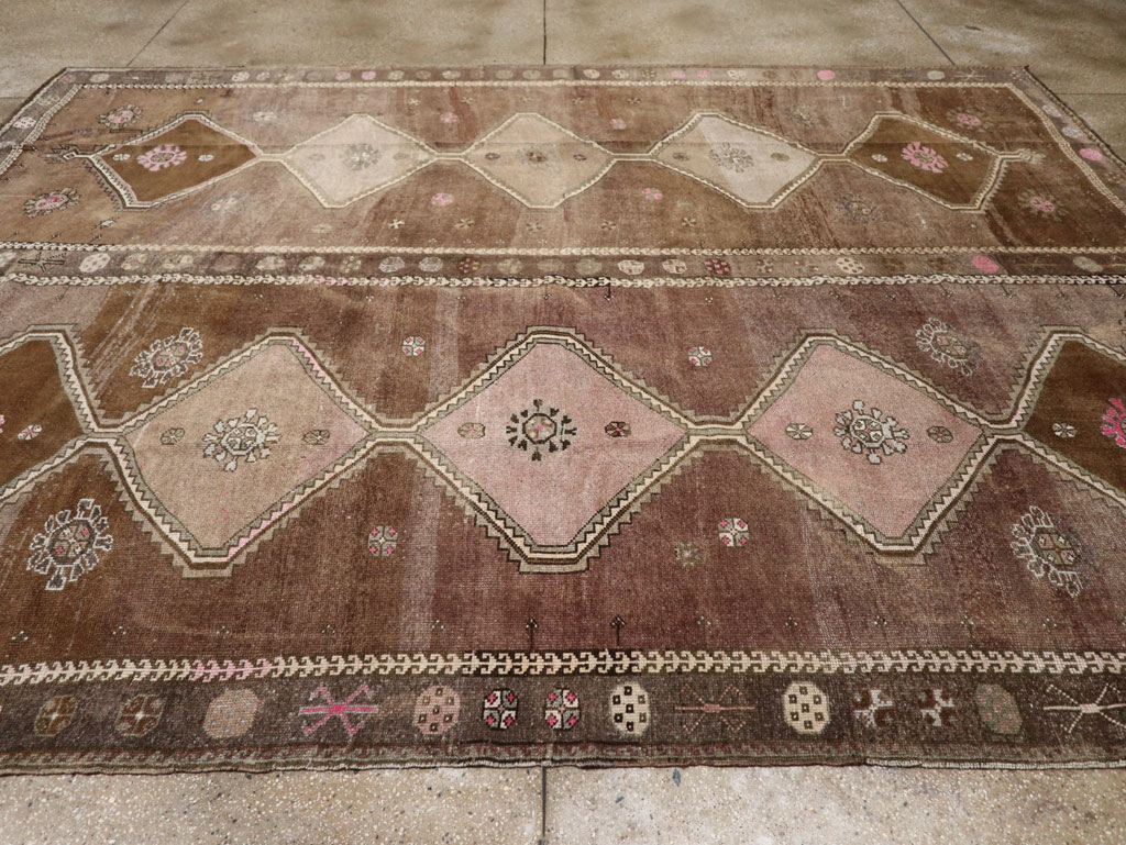 Vintage Turkish Anatolian Room Size Carpet, No.33586 - Staging