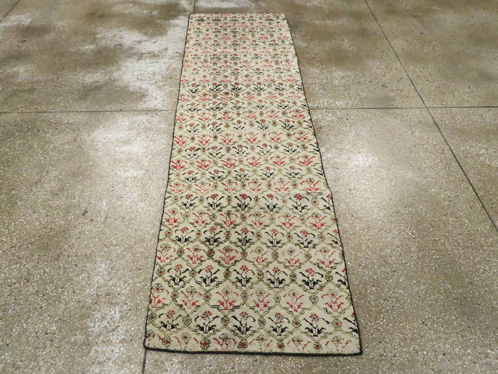 Vintage Indian Agra Runner, No.9028 - Staging