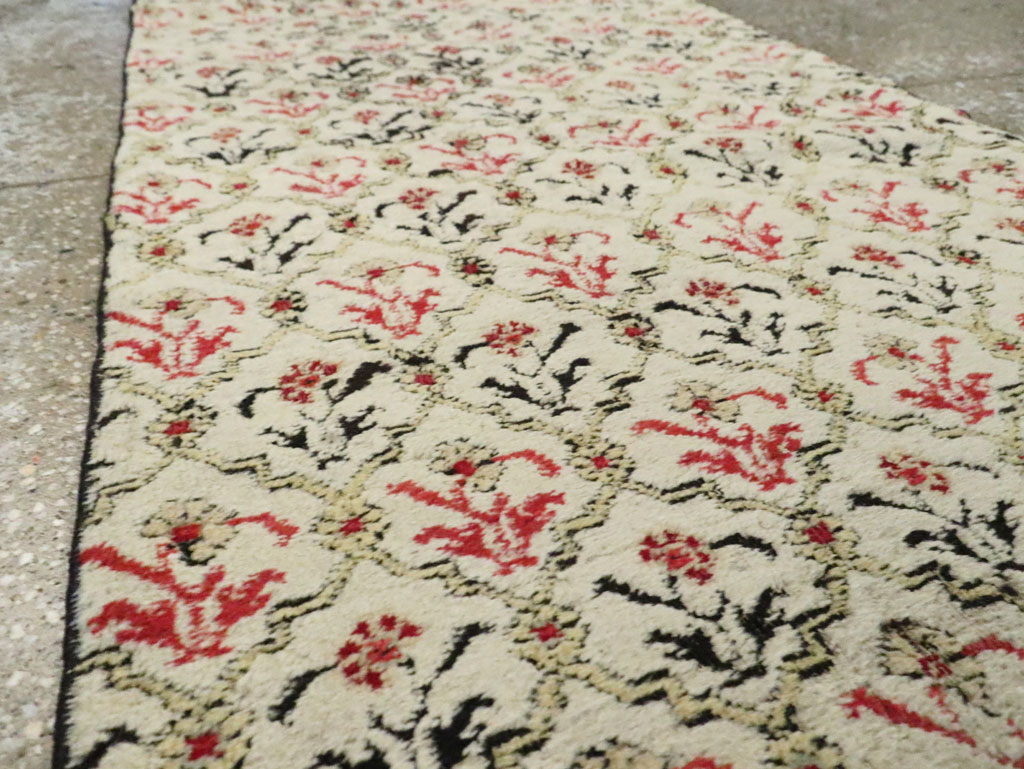 Vintage Indian Agra Runner, No.9028 - Staging