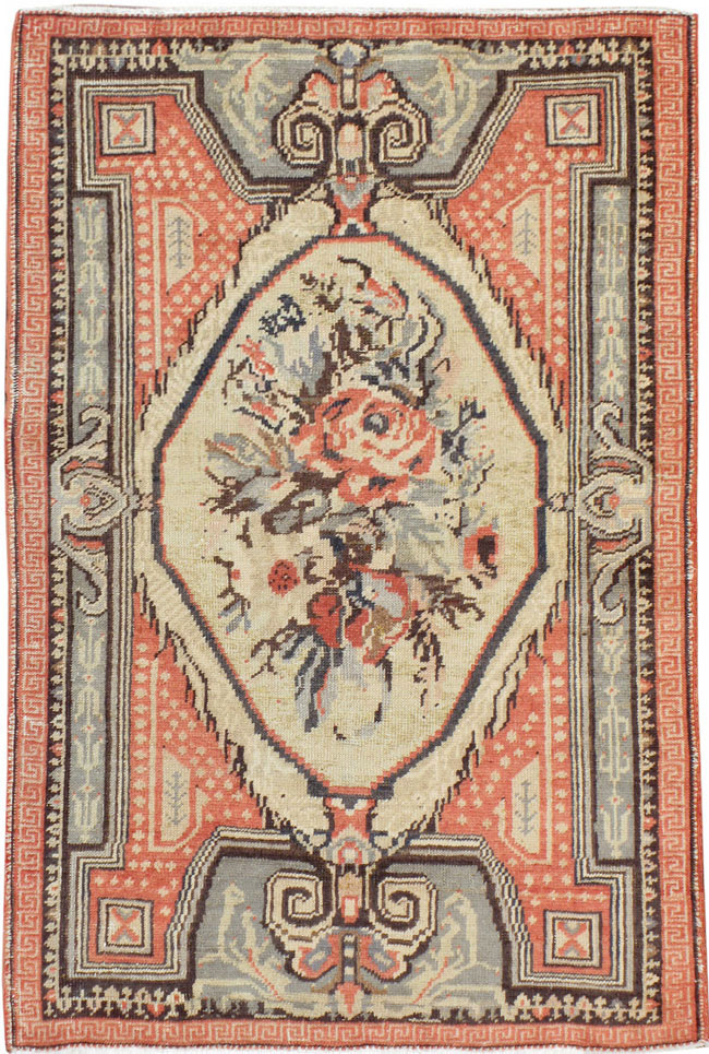 A Ghiordes Rug, No.9936 - Staging